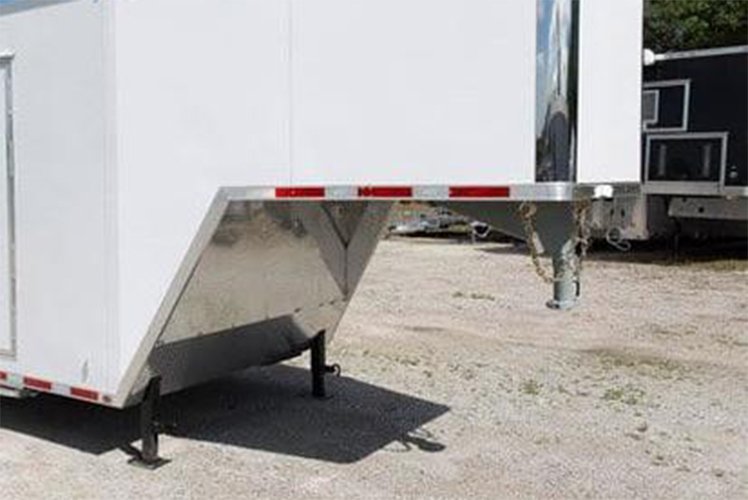 Remolque cerrado tipo cuello de ganso