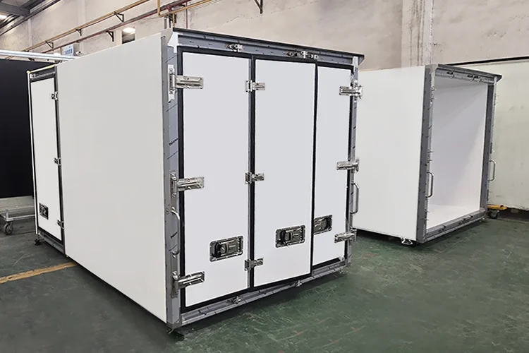 ¿Cómo se calcula el coeficiente de aislamiento térmico de un camión refrigerado?